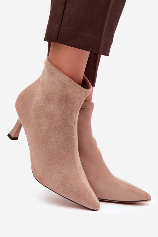 Bottines pour femmes sur un talon fin avec des coutures en couleur sable Clancy