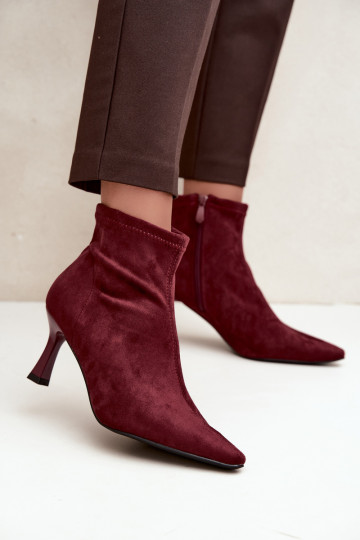 Bottines pour femmes sur un talon fin avec des coutures en couleur bordeaux Clancy