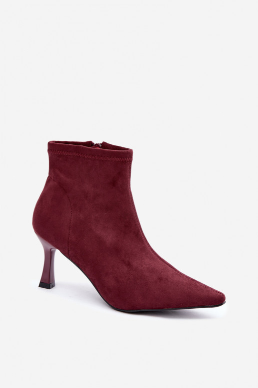 Bottines pour femmes sur un talon fin avec des coutures en couleur bordeaux Clancy