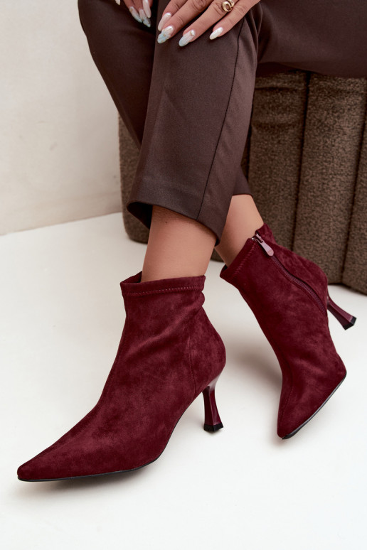 Bottines pour femmes sur un talon fin avec des coutures en couleur bordeaux Clancy