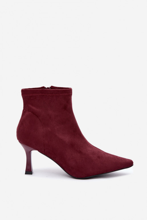 Bottines pour femmes sur un talon fin avec des coutures en couleur bordeaux Clancy