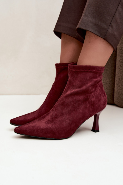 Bottines pour femmes sur un talon fin avec des coutures en couleur bordeaux Clancy