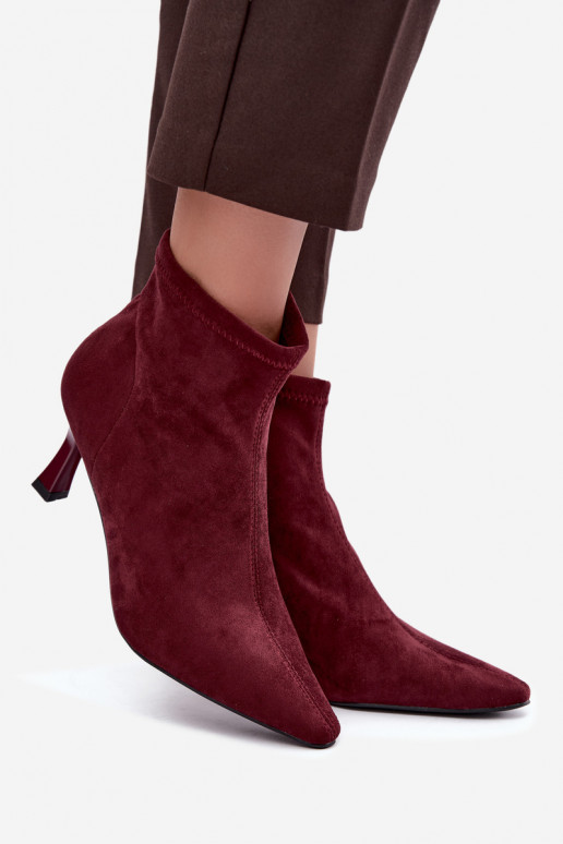 Bottines pour femmes sur un talon fin avec des coutures en couleur bordeaux Clancy