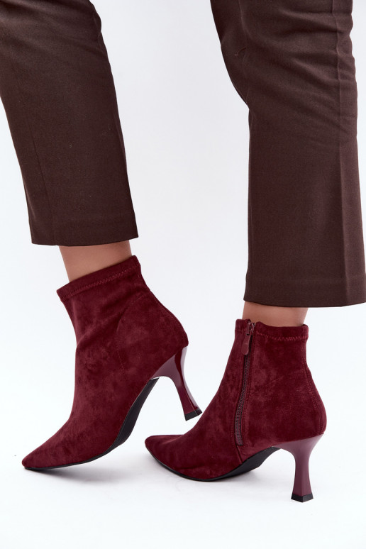 Bottines pour femmes sur un talon fin avec des coutures en couleur bordeaux Clancy