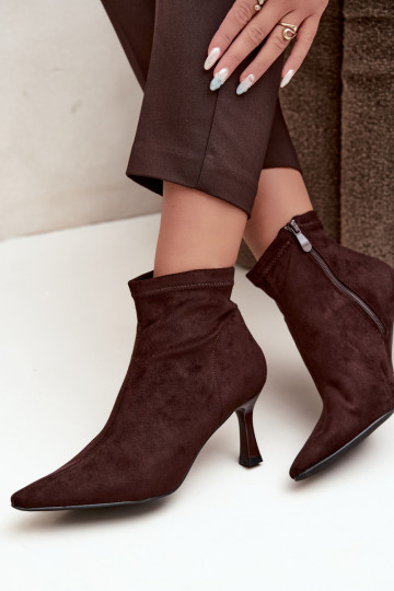 Bottines pour femmes sur un talon fin avec des coutures en couleur chocolat Clancy