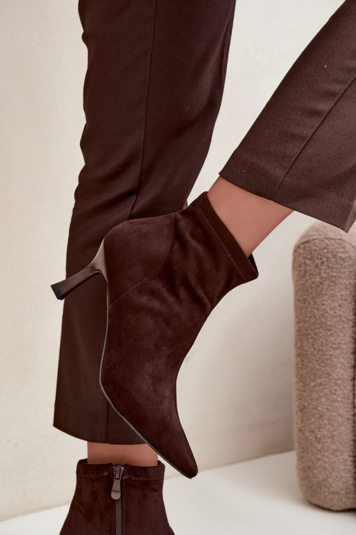 Bottines pour femmes sur un talon fin avec des coutures en couleur chocolat Clancy