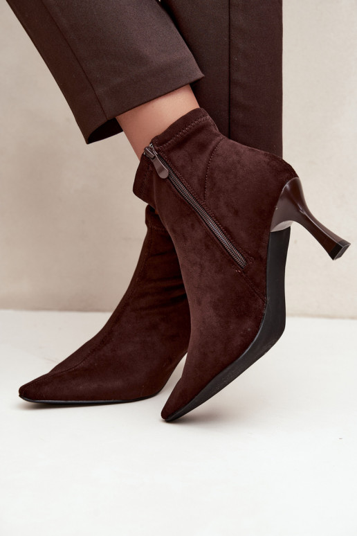 Bottines pour femmes sur un talon fin avec des coutures en couleur chocolat Clancy