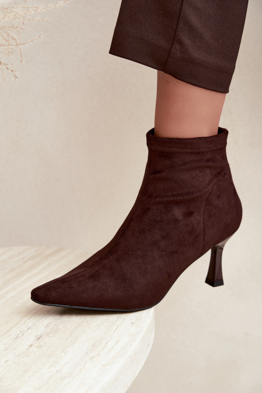 Bottines pour femmes sur un talon fin avec des coutures en couleur chocolat Clancy