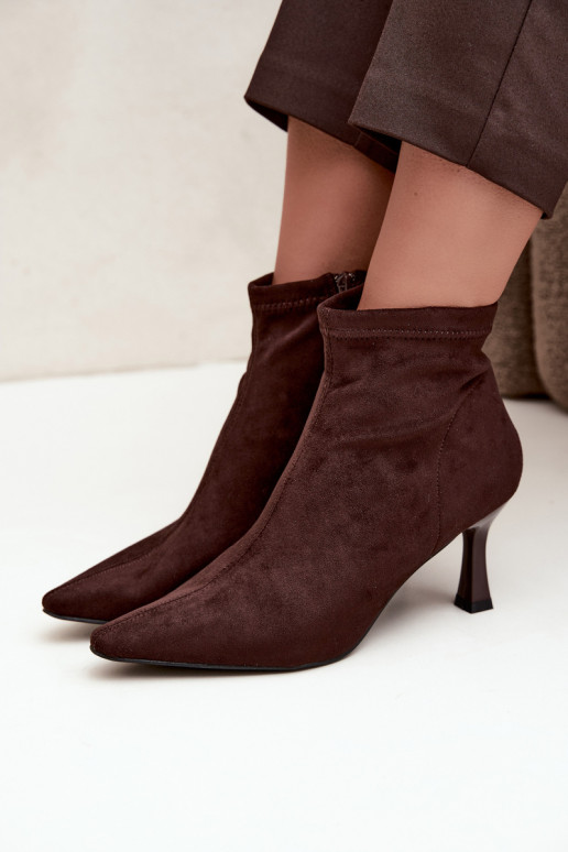 Bottines pour femmes sur un talon fin avec des coutures en couleur chocolat Clancy