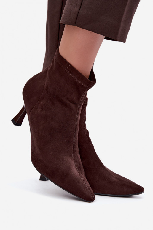 Bottines pour femmes sur un talon fin avec des coutures en couleur chocolat Clancy