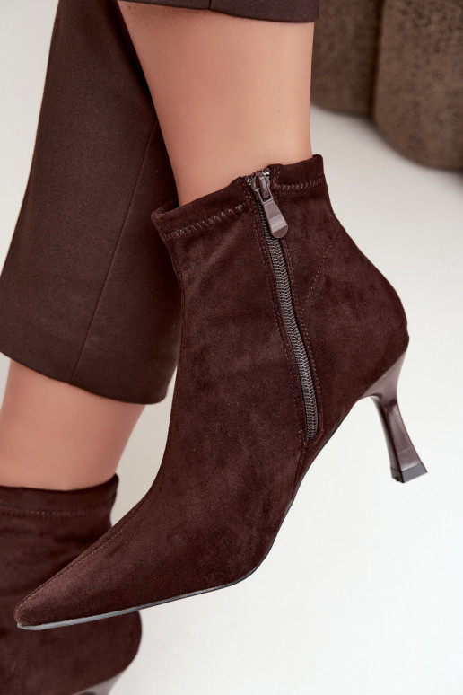 Bottines pour femmes sur un talon fin avec des coutures en couleur chocolat Clancy