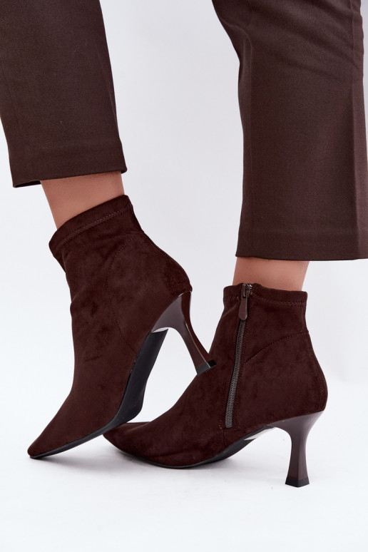 Bottines pour femmes sur un talon fin avec des coutures en couleur chocolat Clancy