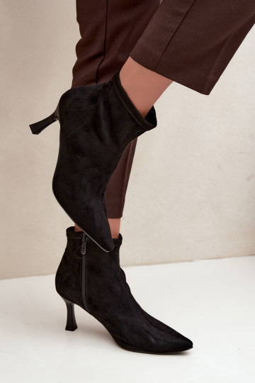 Bottines pour femmes sur un talon fin avec des coutures en couleur noire Clancy