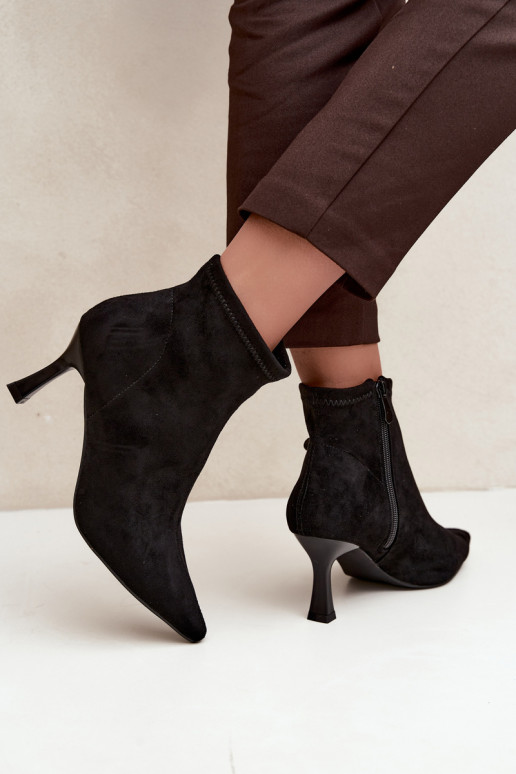 Bottines pour femmes sur un talon fin avec des coutures en couleur noire Clancy