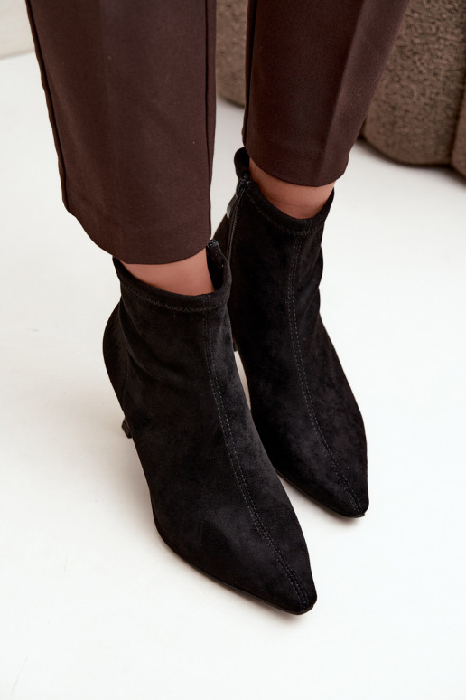 Bottines pour femmes sur un talon fin avec des coutures en couleur noire Clancy