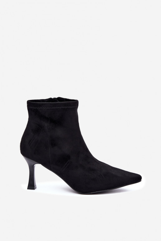 Bottines pour femmes sur un talon fin avec des coutures en couleur noire Clancy