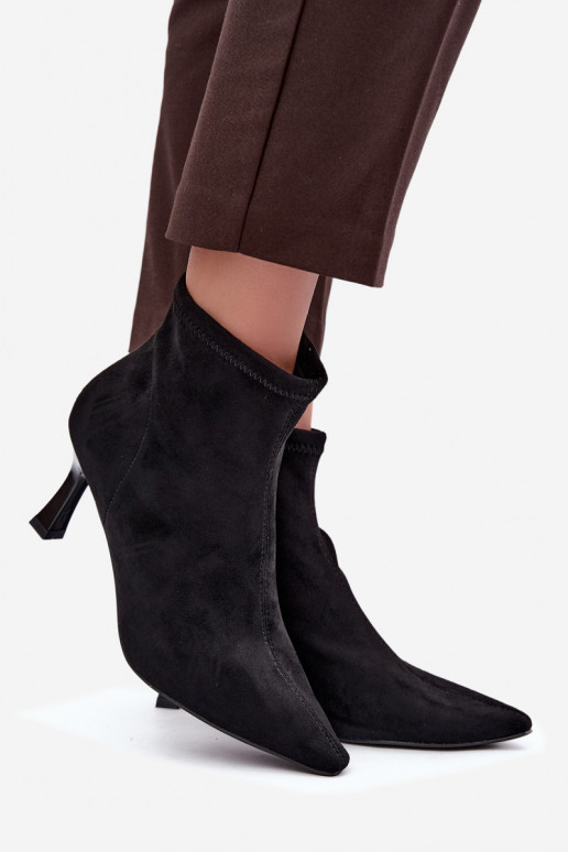 Bottines pour femmes sur un talon fin avec des coutures en couleur noire Clancy