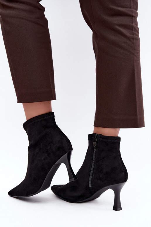 Bottines pour femmes sur un talon fin avec des coutures en couleur noire Clancy