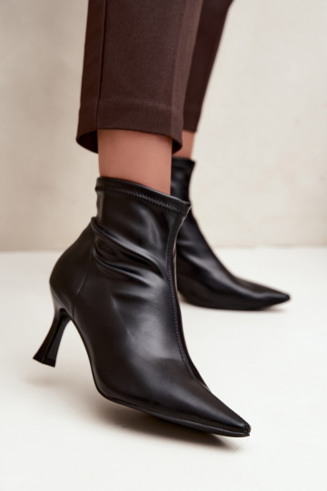 Bottines pour femmes sur un talon fin avec des coutures en simili cuir en couleur noire Clancy 2