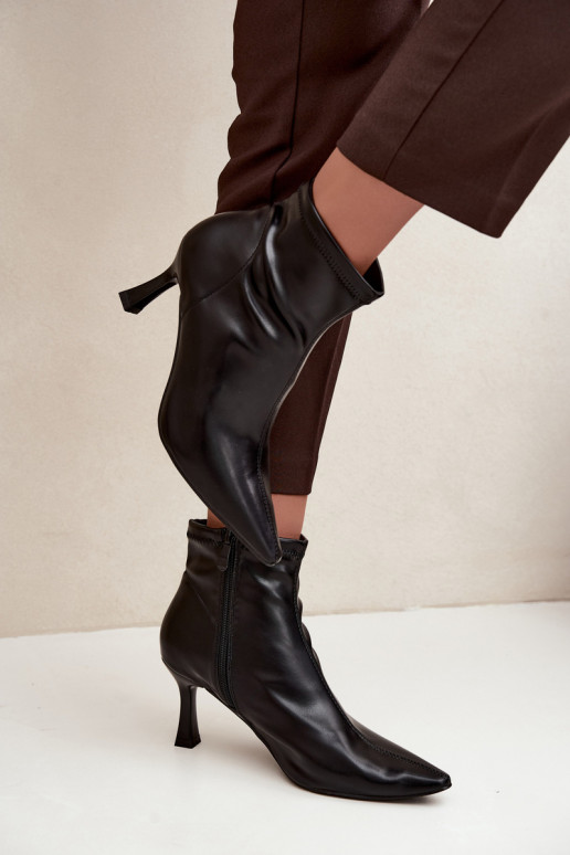 Bottines pour femmes sur un talon fin avec des coutures en simili cuir en couleur noire Clancy