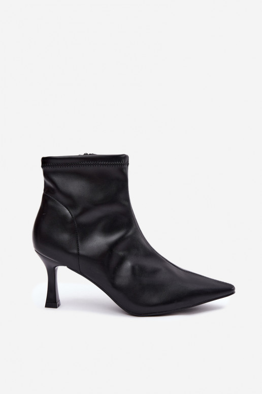 Bottines pour femmes sur un talon fin avec des coutures en simili cuir en couleur noire Clancy