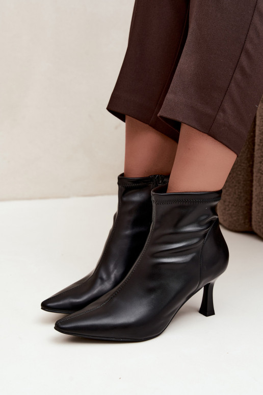 Bottines pour femmes sur un talon fin avec des coutures en simili cuir en couleur noire Clancy