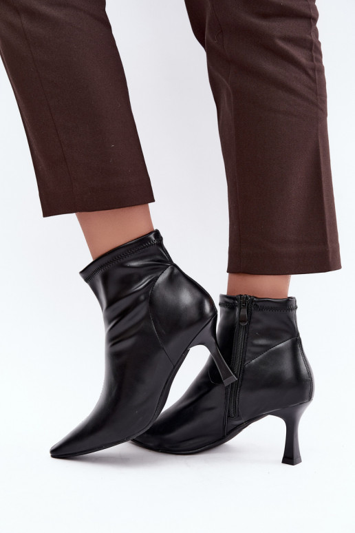Bottines pour femmes sur un talon fin avec des coutures en simili cuir en couleur noire Clancy