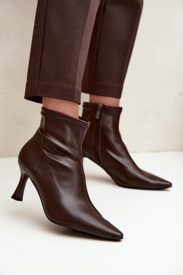 Bottines pour femmes sur un talon fin avec des coutures en simili cuir en couleur chocolat Clancy