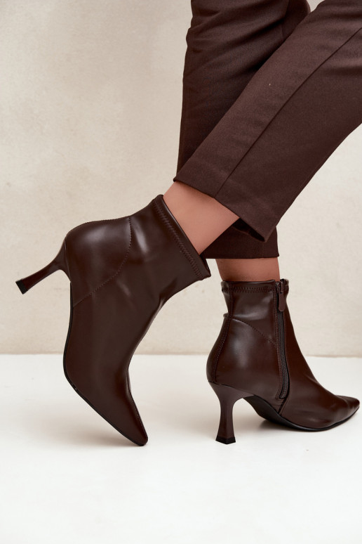 Bottines pour femmes sur un talon fin avec des coutures en simili cuir en couleur chocolat Clancy