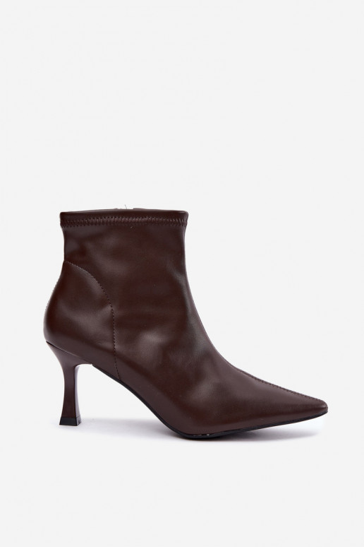 Bottines pour femmes sur un talon fin avec des coutures en simili cuir en couleur chocolat Clancy