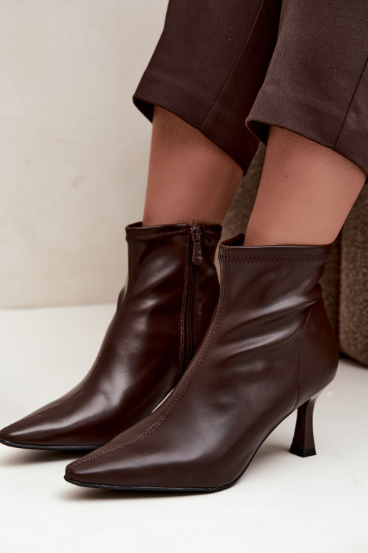 Bottines pour femmes sur un talon fin avec des coutures en simili cuir en couleur chocolat Clancy
