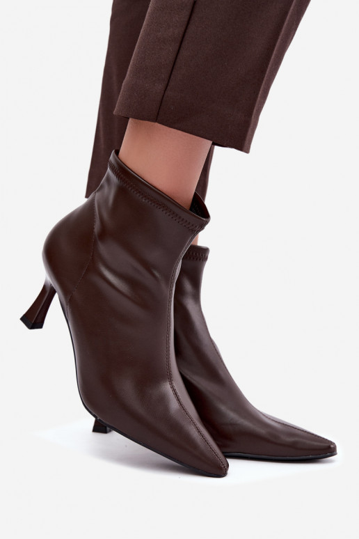 Bottines pour femmes sur un talon fin avec des coutures en simili cuir en couleur chocolat Clancy