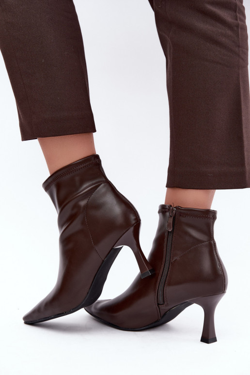 Bottines pour femmes sur un talon fin avec des coutures en simili cuir en couleur chocolat Clancy