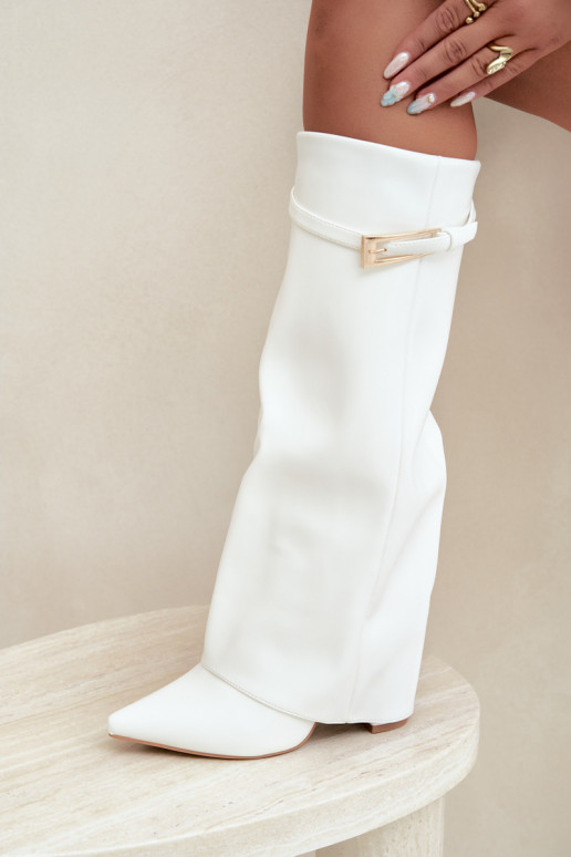 Bottes longues avec talons et tige cousue avec boucles en couleur blanche Amrie
