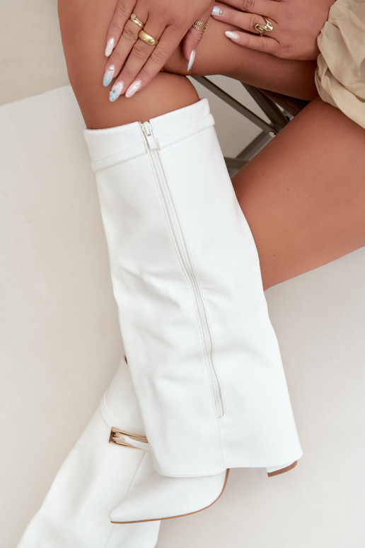 Bottes longues avec talons et tige cousue avec boucles en couleur blanche Amrie