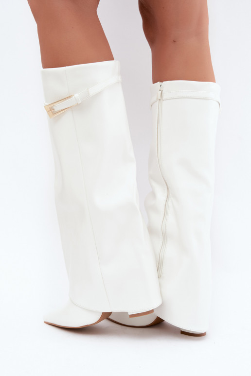 Bottes longues avec talons et tige cousue avec boucles en couleur blanche Amrie
