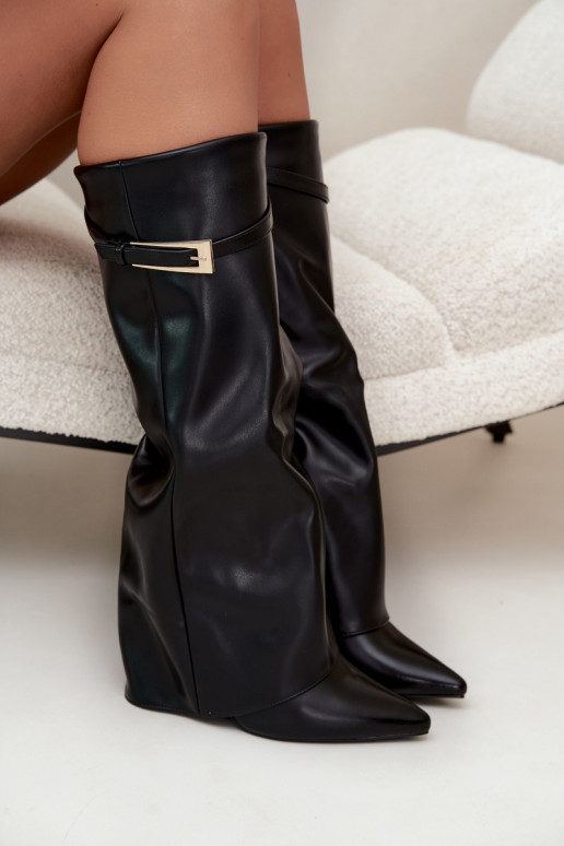 Bottes longues avec talons et tige cousue avec boucles en couleur noire Amrie