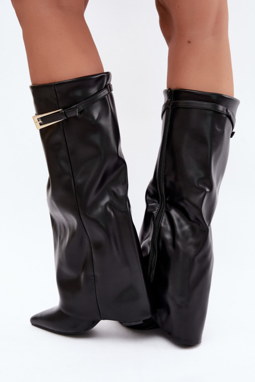 Bottes longues avec talons et tige cousue avec boucles en couleur noire Amrie