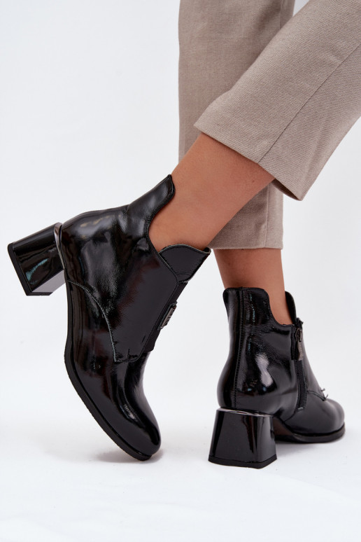 Bottines en cuir vernies isolées avec détails ornés Zazoo 60560 noires