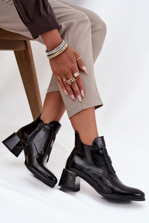 Bottines en cuir vernies isolées avec détails ornés Zazoo 60560 noires