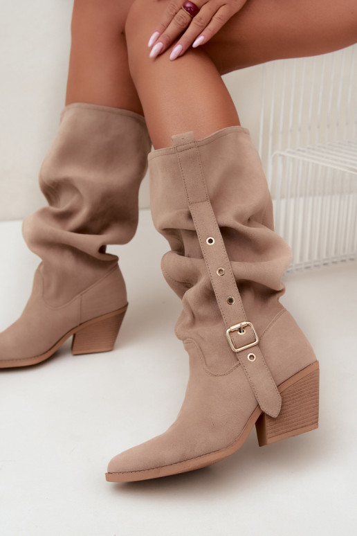 bottes hautes pour femmes froissées de style cowboy avec sangles et talons en sable Adria