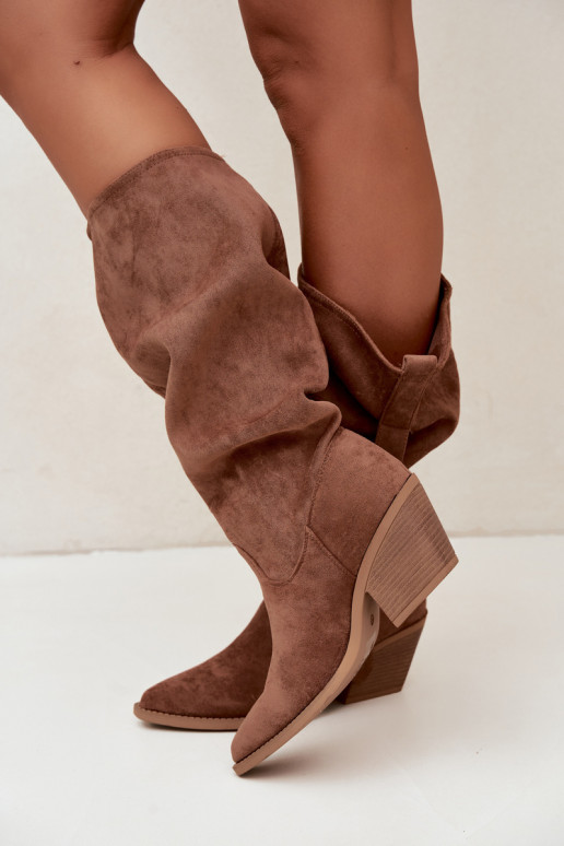 bottes hautes pour femmes froissées de style cowboy avec sangles et talons en brun Adria