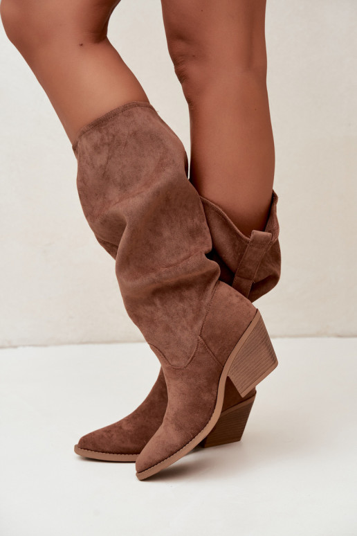 bottes hautes pour femmes froissées de style cowboy avec sangles et talons en brun Adria