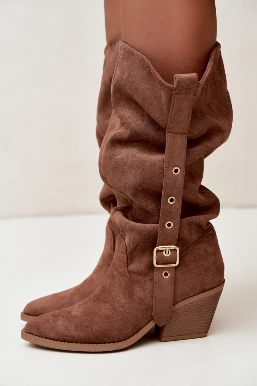 bottes hautes pour femmes froissées de style cowboy avec sangles et talons en brun Adria