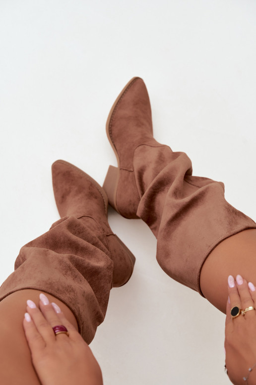 bottes hautes pour femmes froissées de style cowboy avec sangles et talons en brun Adria