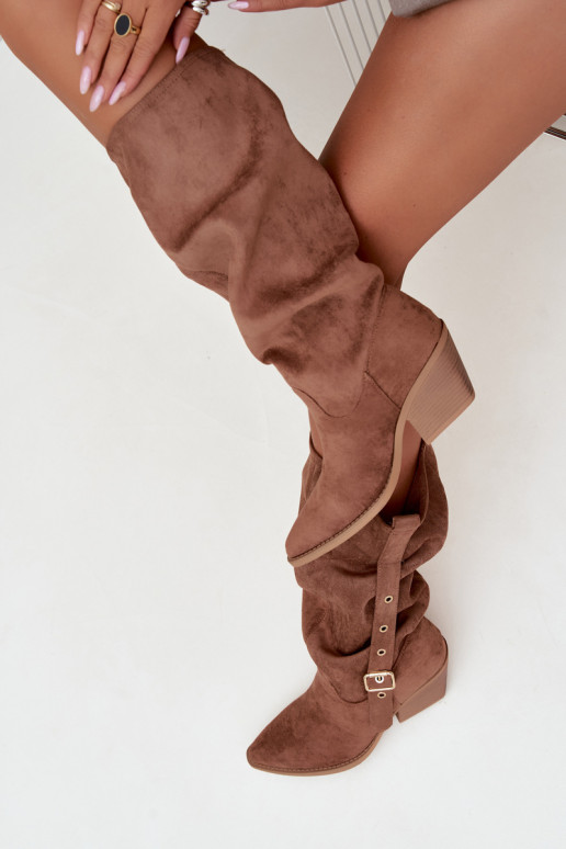 bottes hautes pour femmes froissées de style cowboy avec sangles et talons en brun Adria