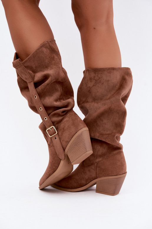 bottes hautes pour femmes froissées de style cowboy avec sangles et talons en brun Adria