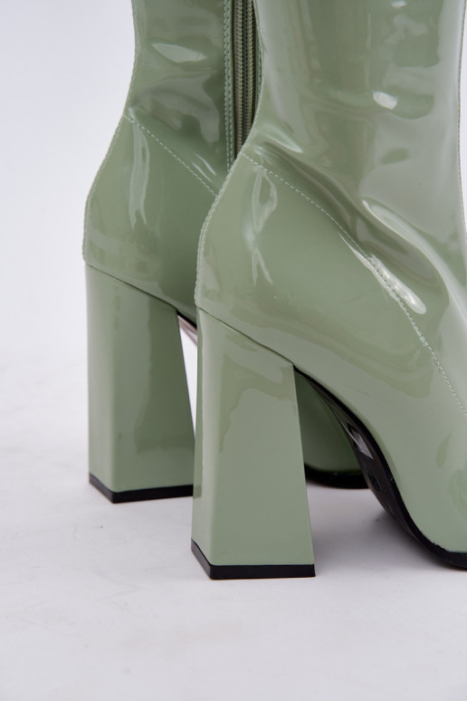 bottes hautes avec effet verni et talons en vert Mlokva