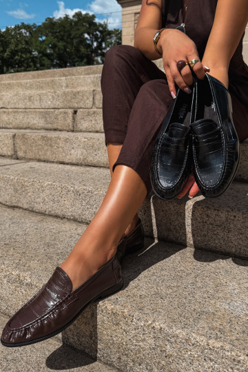 Mocassins laqués pour femmes avec volants en couleur marron Dulcy 2
