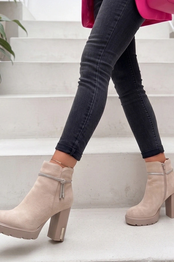 Bottines beiges en daim sur un talon bloc ornées de strass Ademe 2